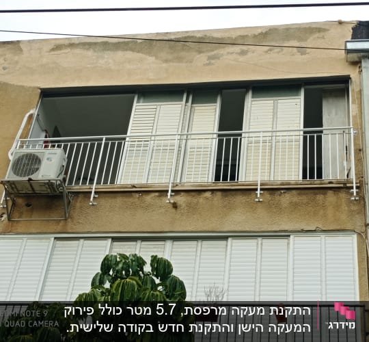 מרפסת עם מסגרת מתכתית ותריסים לבנים